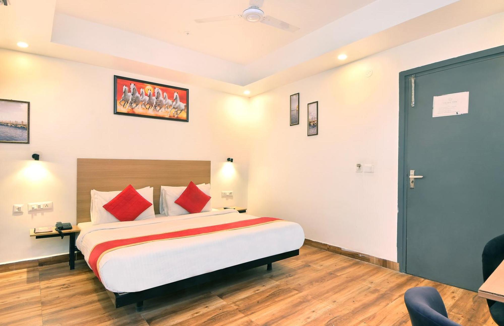 Hotel Red York By Byob Hotels Noida Exterior photo