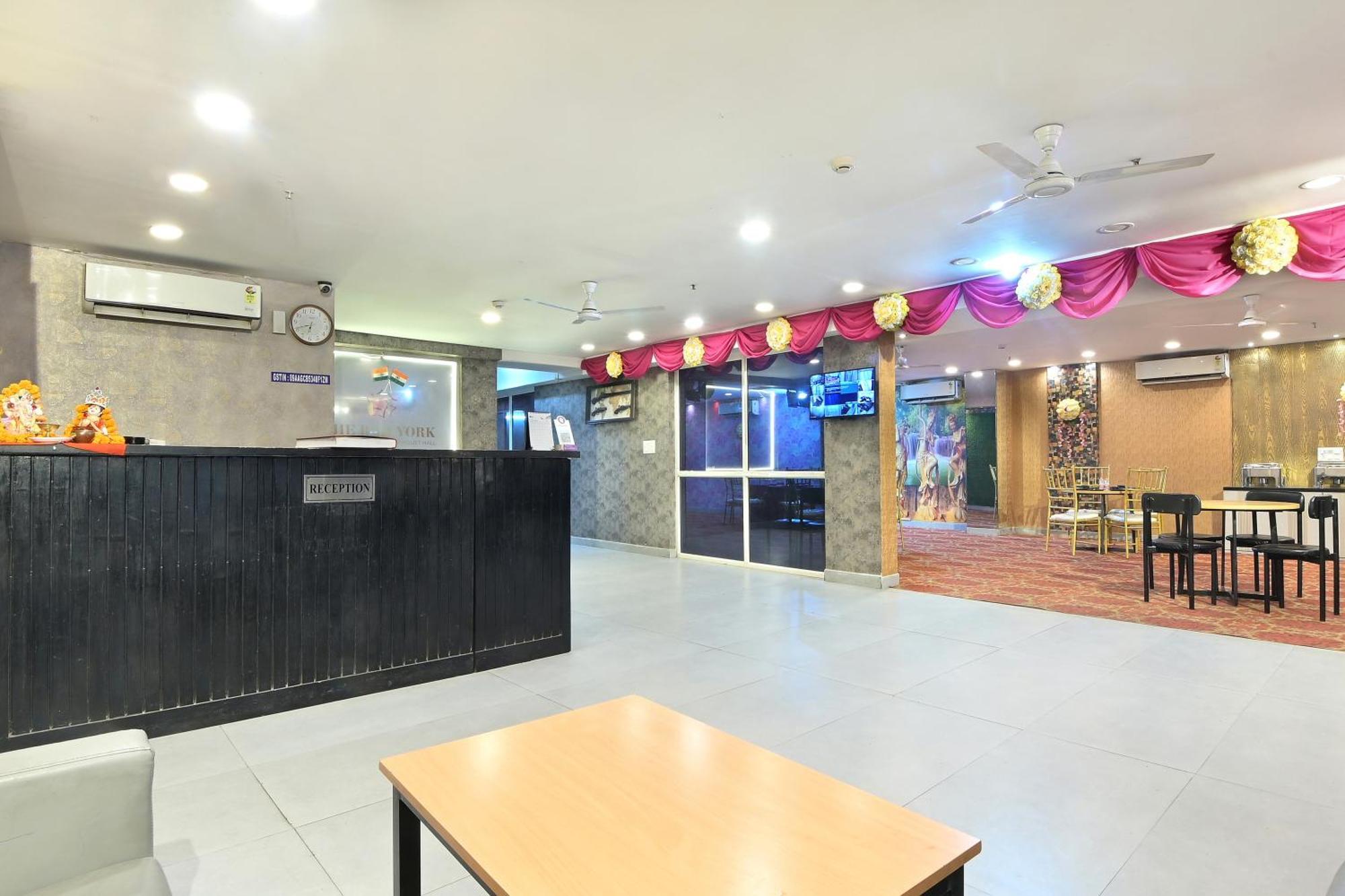 Hotel Red York By Byob Hotels Noida Exterior photo