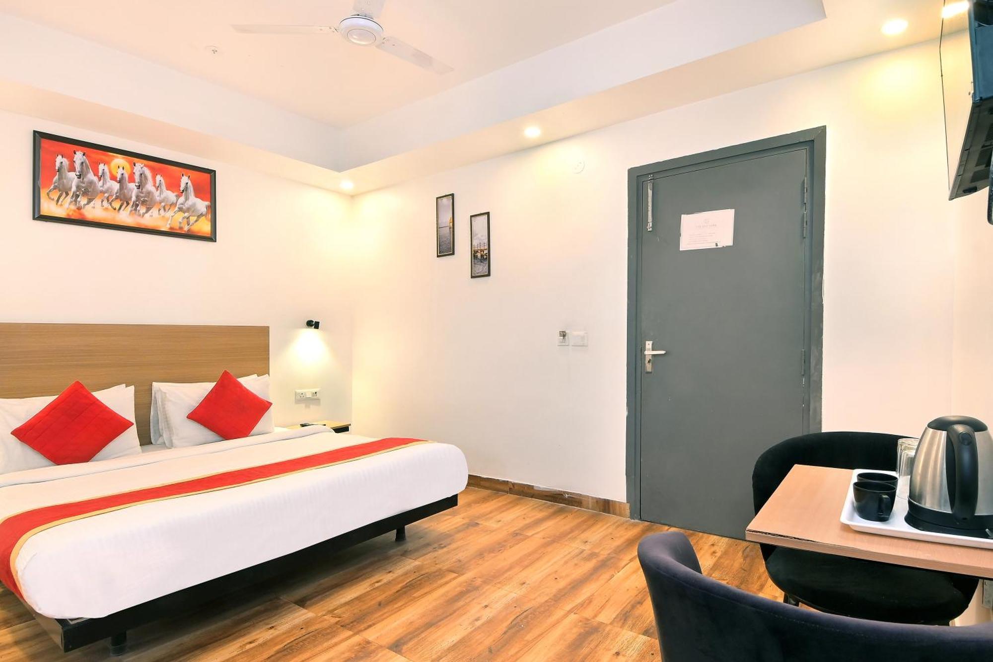 Hotel Red York By Byob Hotels Noida Exterior photo