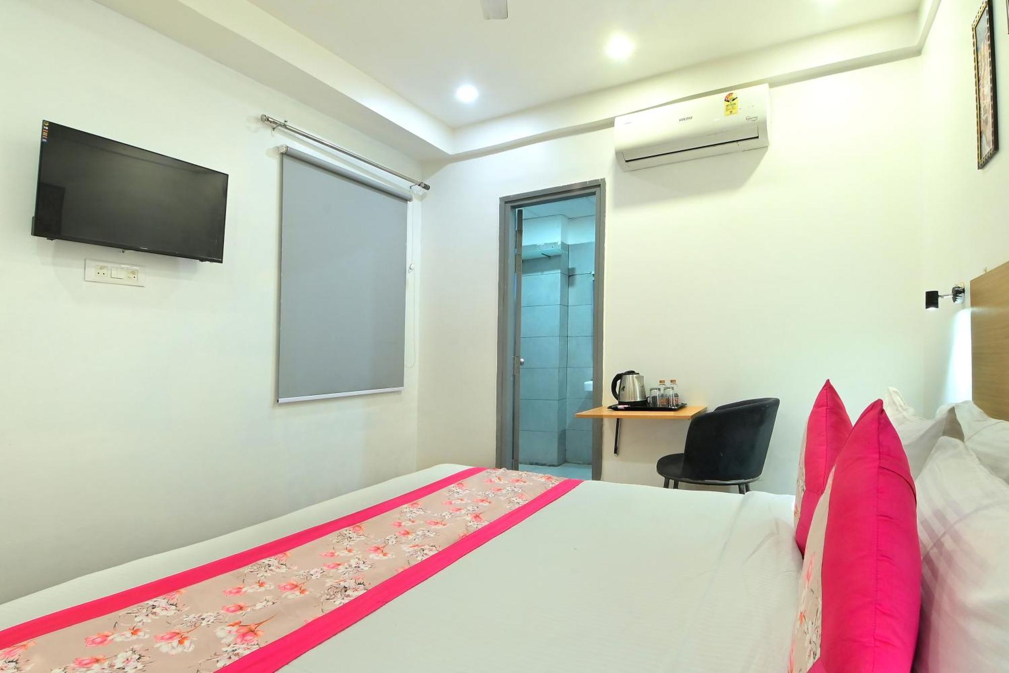 Hotel Red York By Byob Hotels Noida Exterior photo