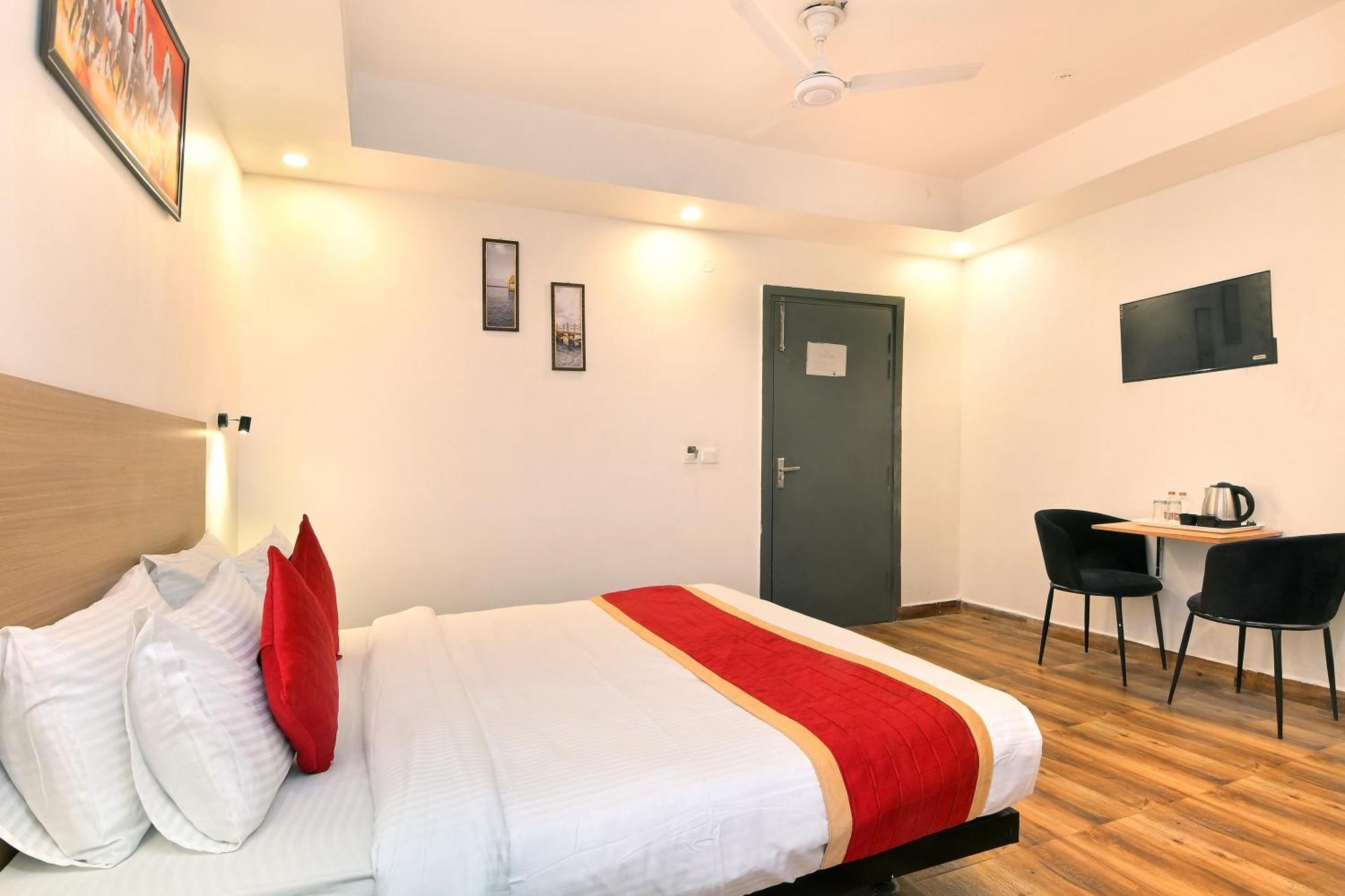 Hotel Red York By Byob Hotels Noida Exterior photo