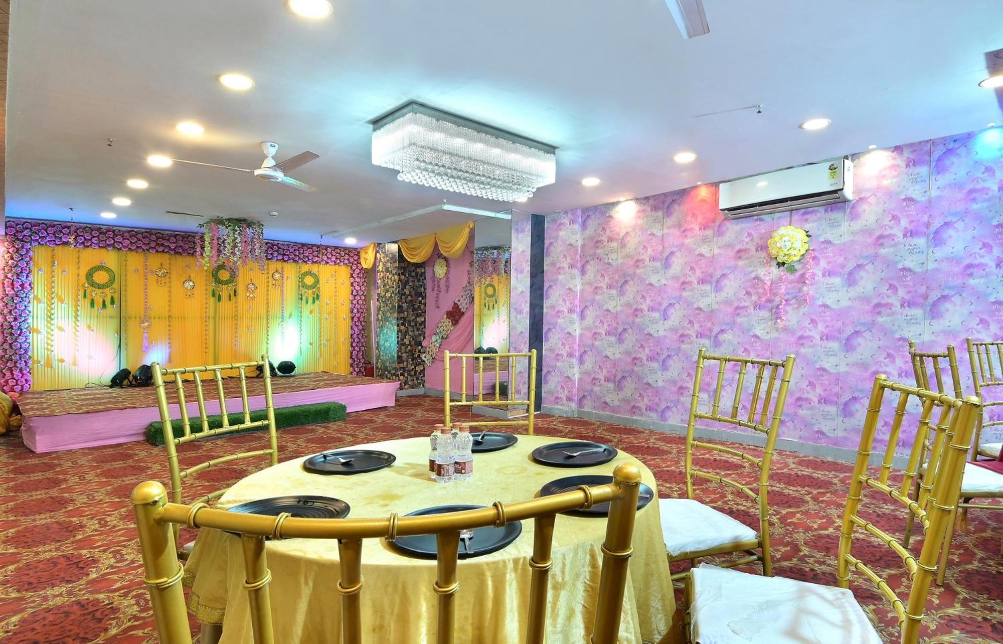 Hotel Red York By Byob Hotels Noida Exterior photo