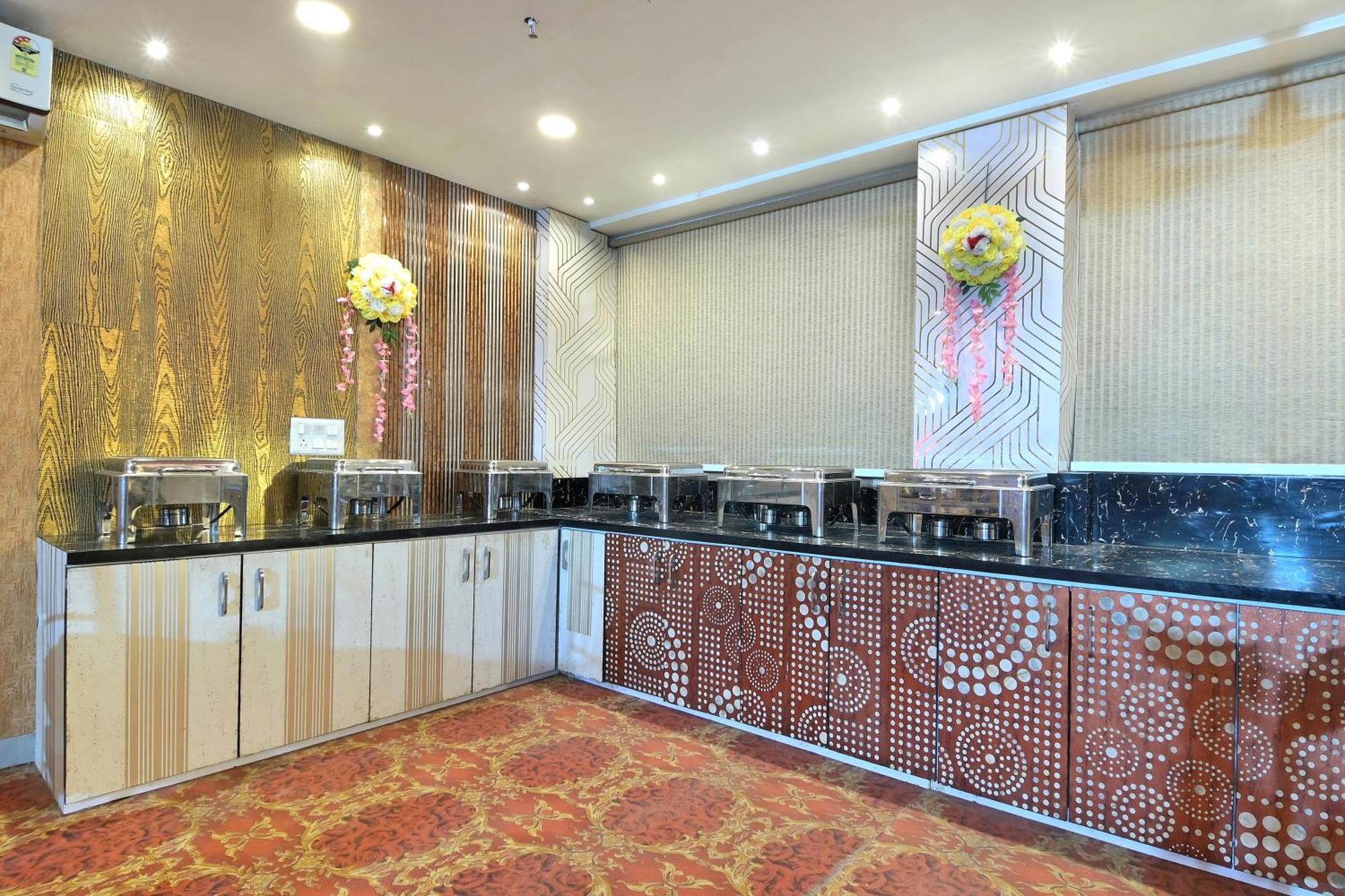 Hotel Red York By Byob Hotels Noida Exterior photo