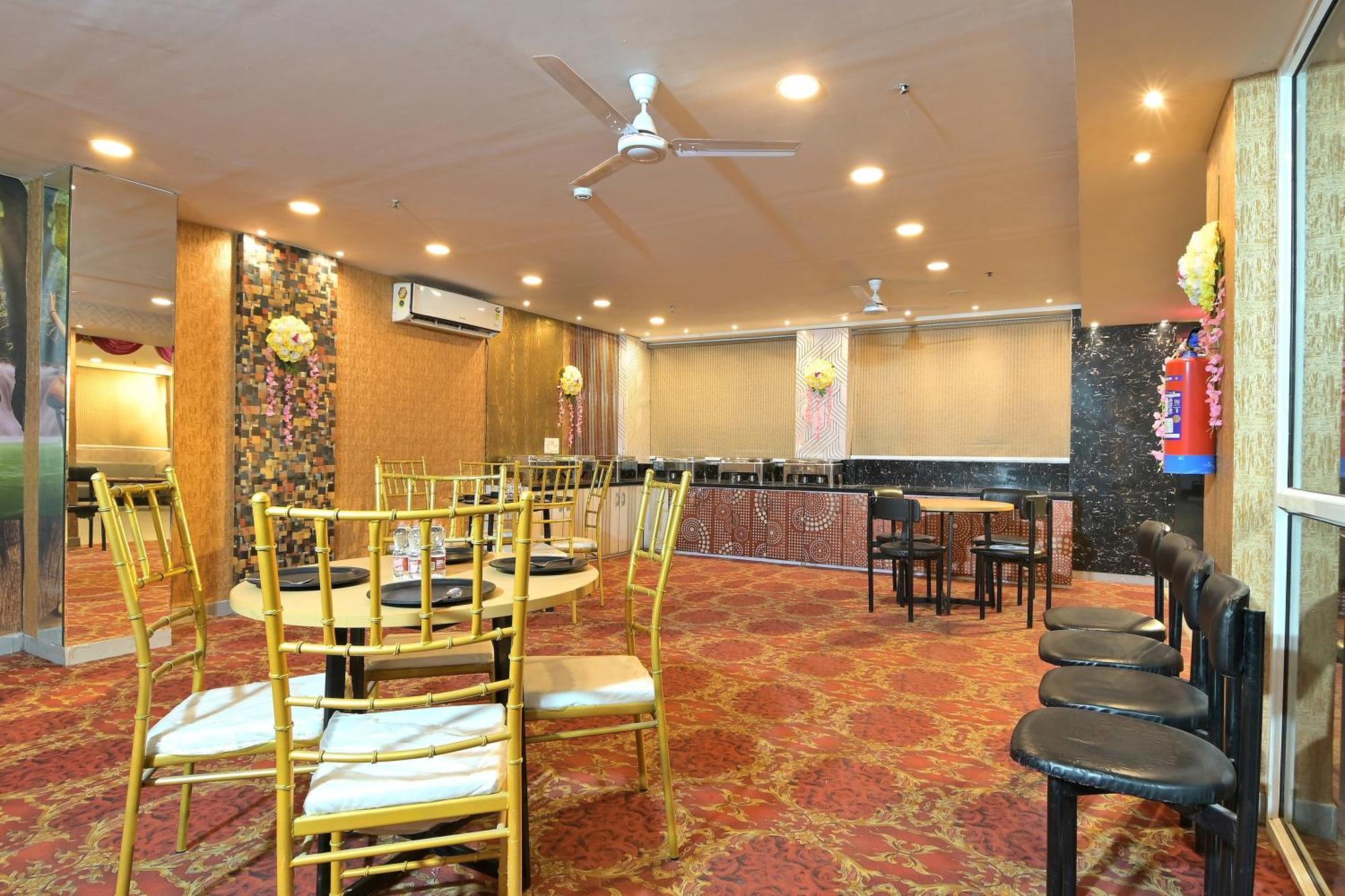 Hotel Red York By Byob Hotels Noida Exterior photo