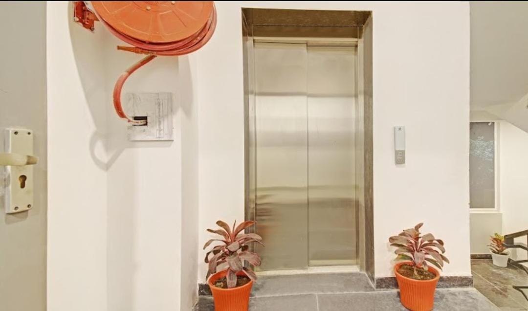 Hotel Red York By Byob Hotels Noida Exterior photo