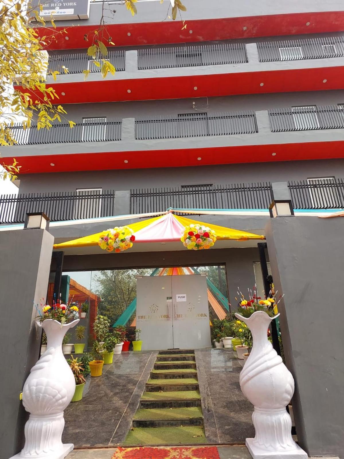 Hotel Red York By Byob Hotels Noida Exterior photo
