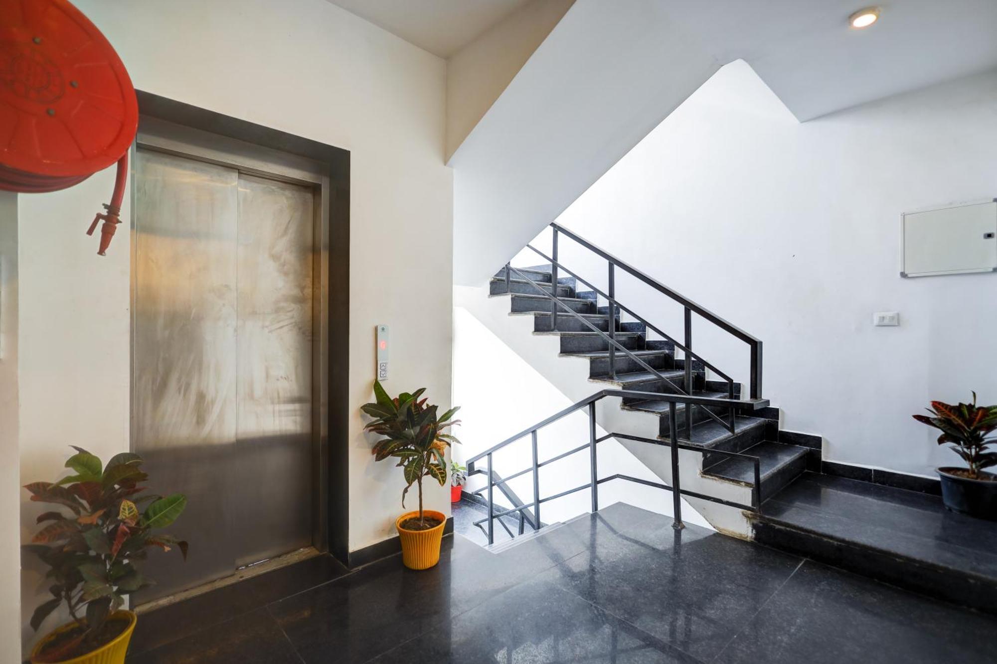 Hotel Red York By Byob Hotels Noida Exterior photo