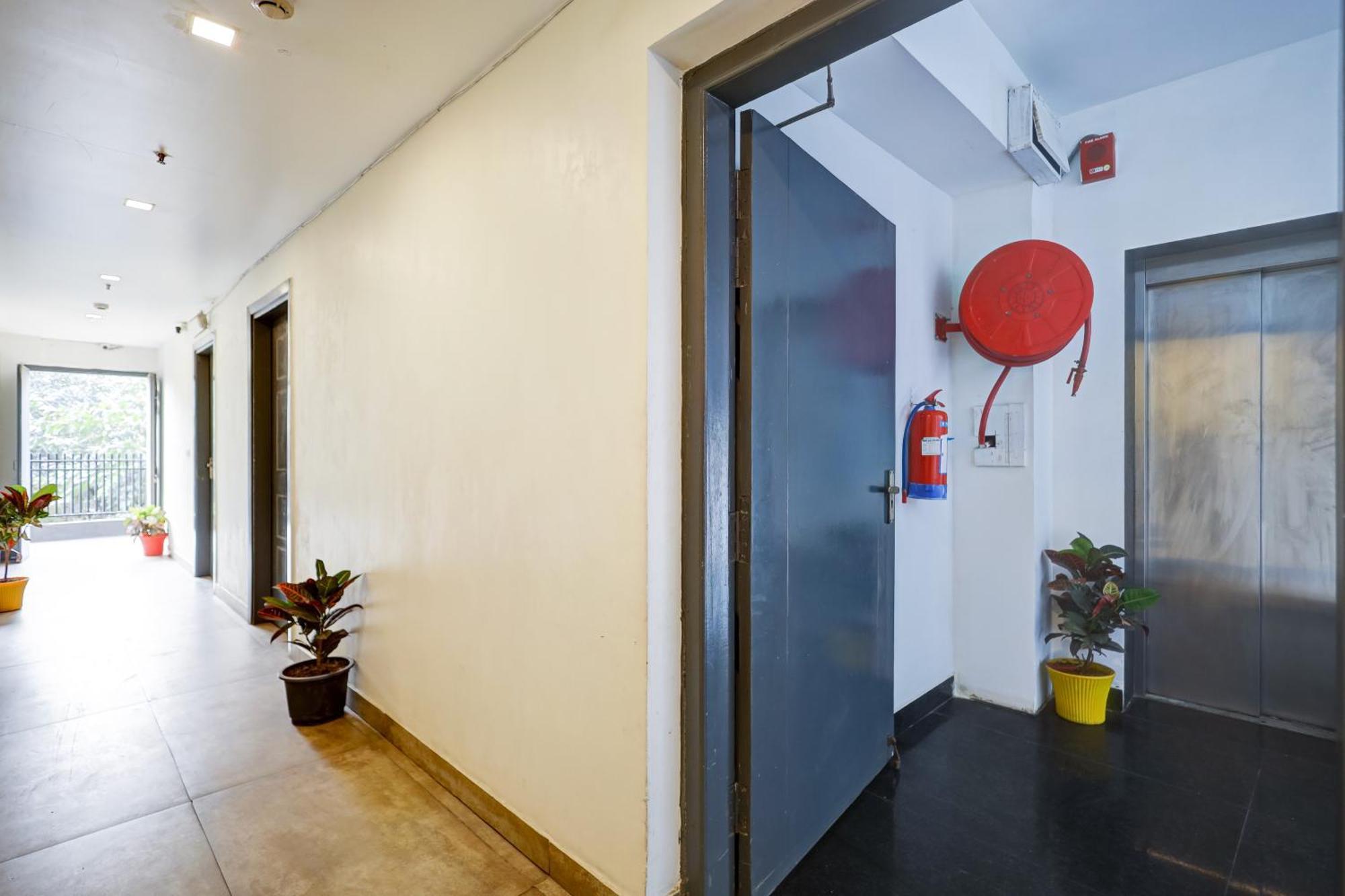 Hotel Red York By Byob Hotels Noida Exterior photo
