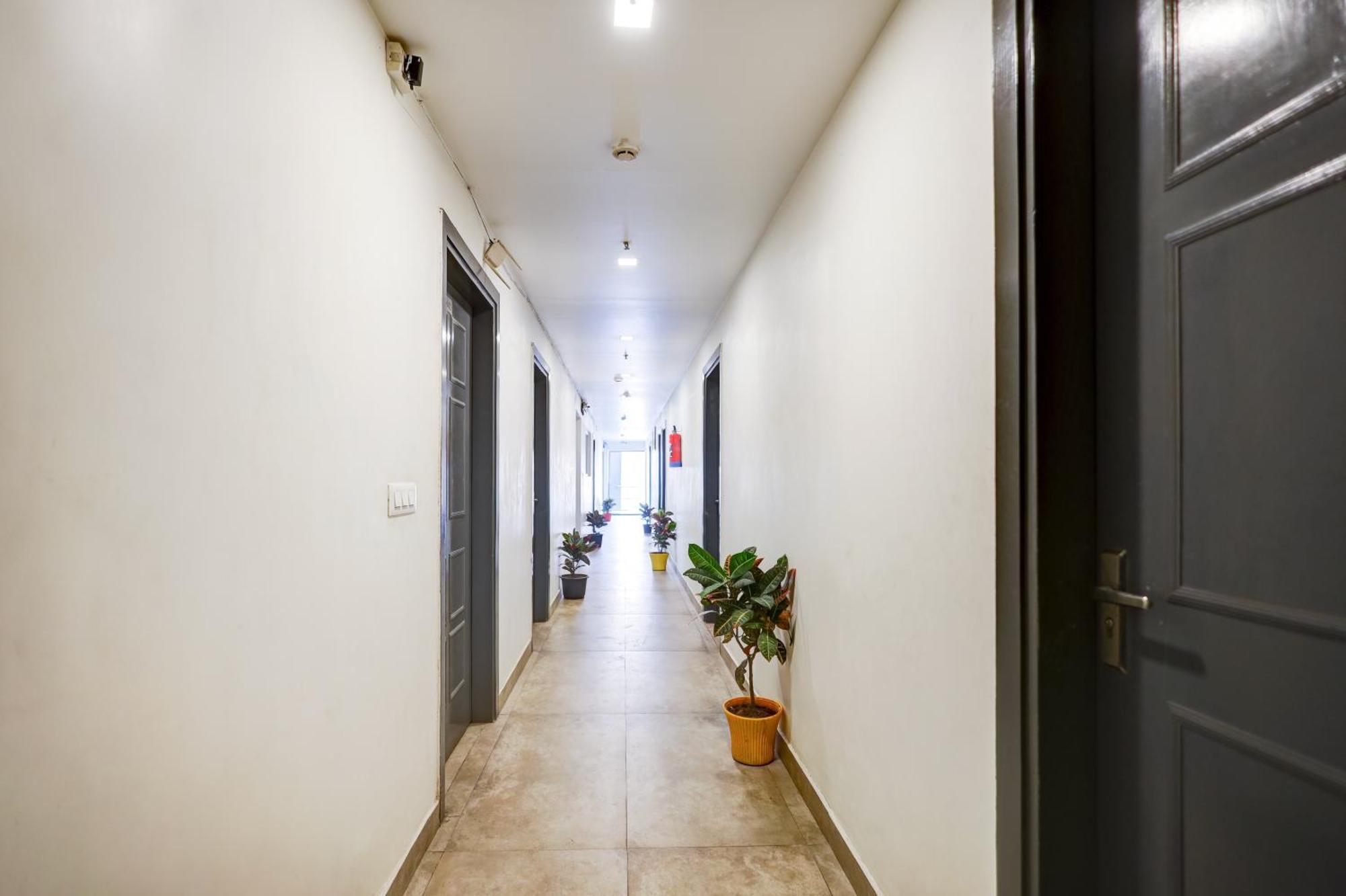 Hotel Red York By Byob Hotels Noida Exterior photo