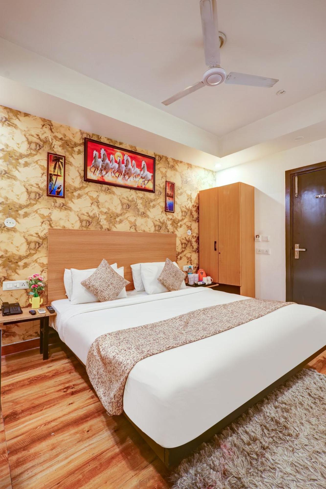 Hotel Red York By Byob Hotels Noida Exterior photo