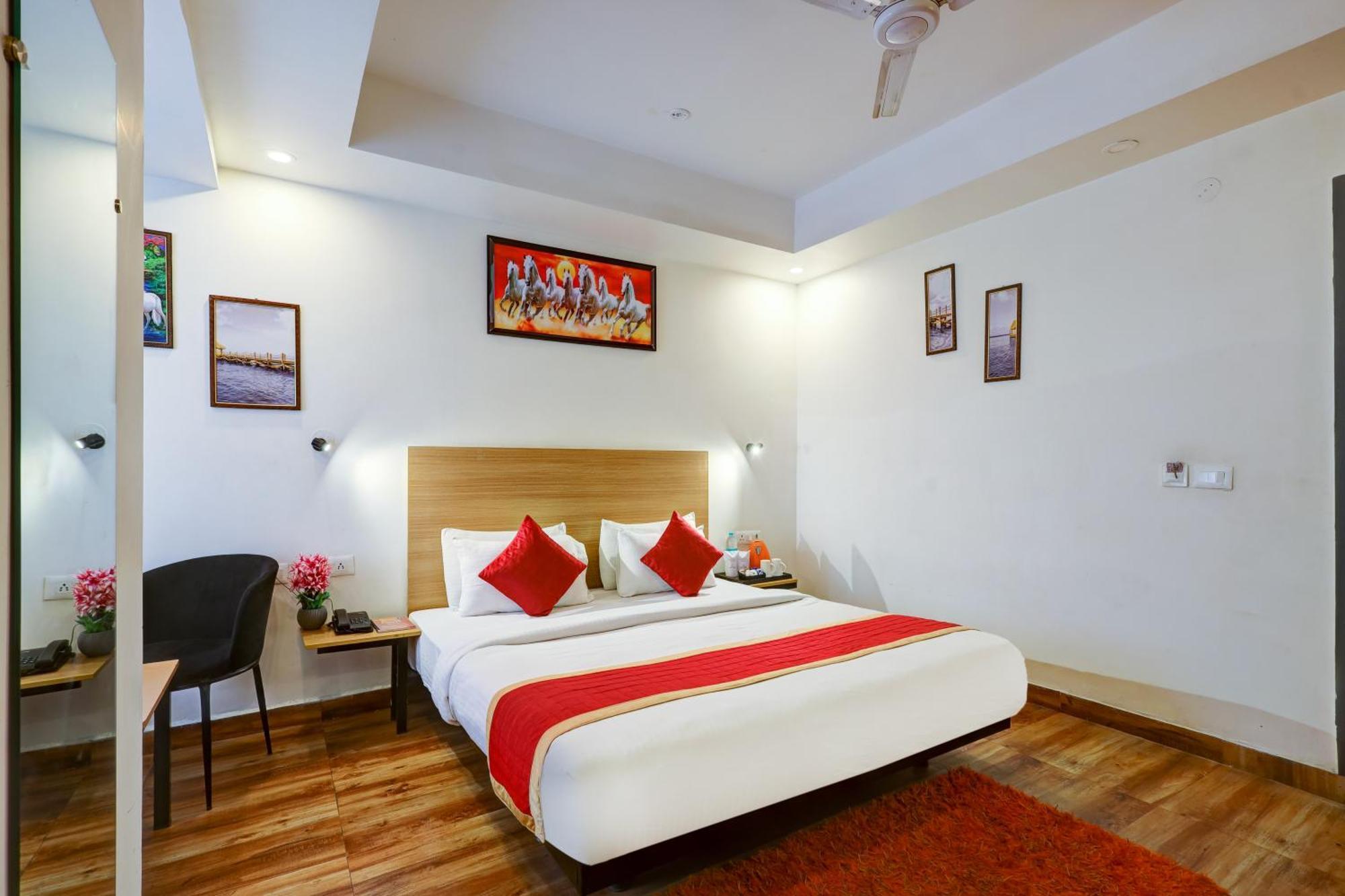 Hotel Red York By Byob Hotels Noida Exterior photo