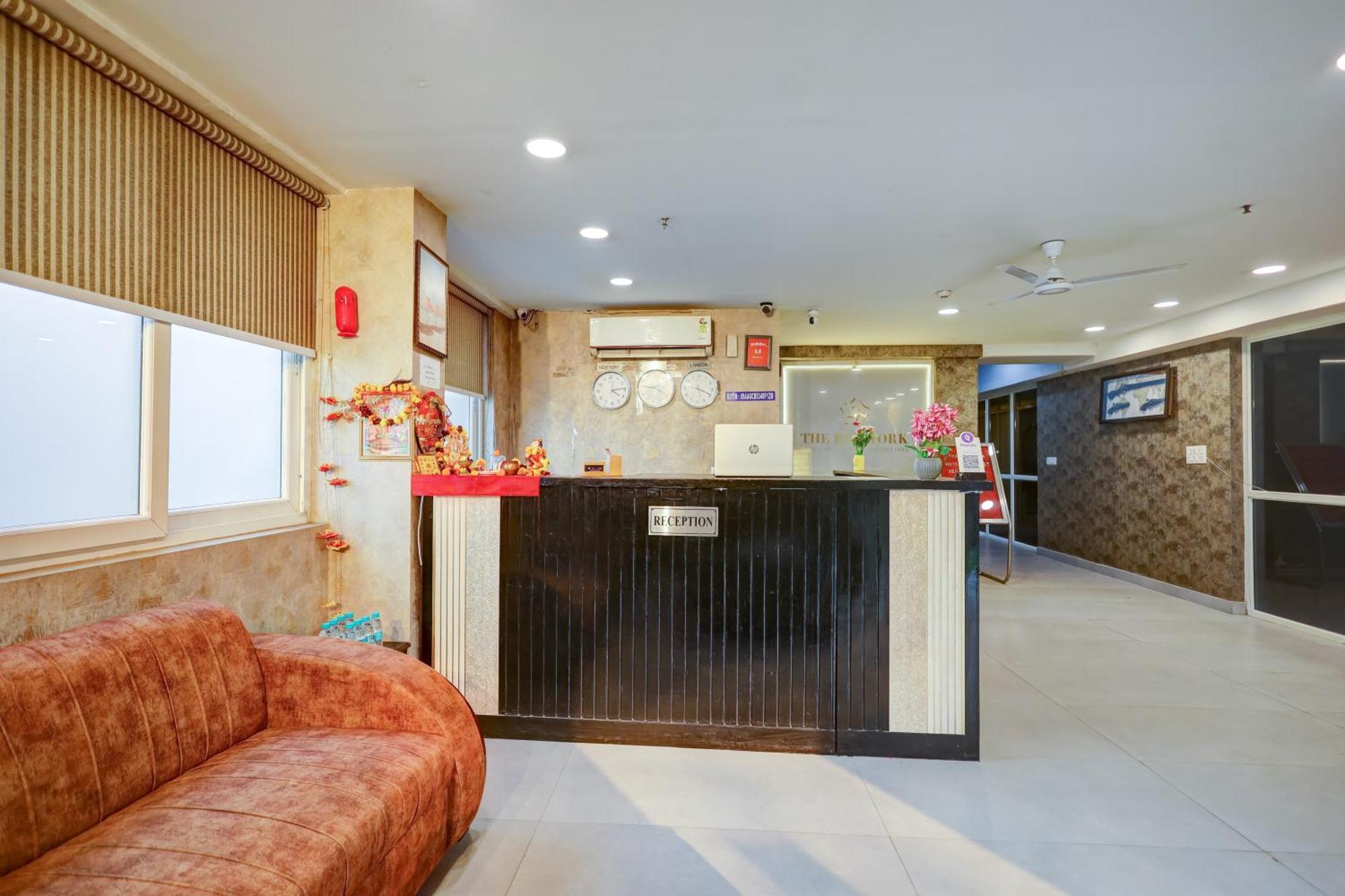 Hotel Red York By Byob Hotels Noida Exterior photo