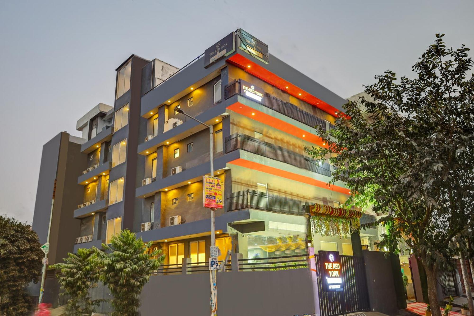 Hotel Red York By Byob Hotels Noida Exterior photo